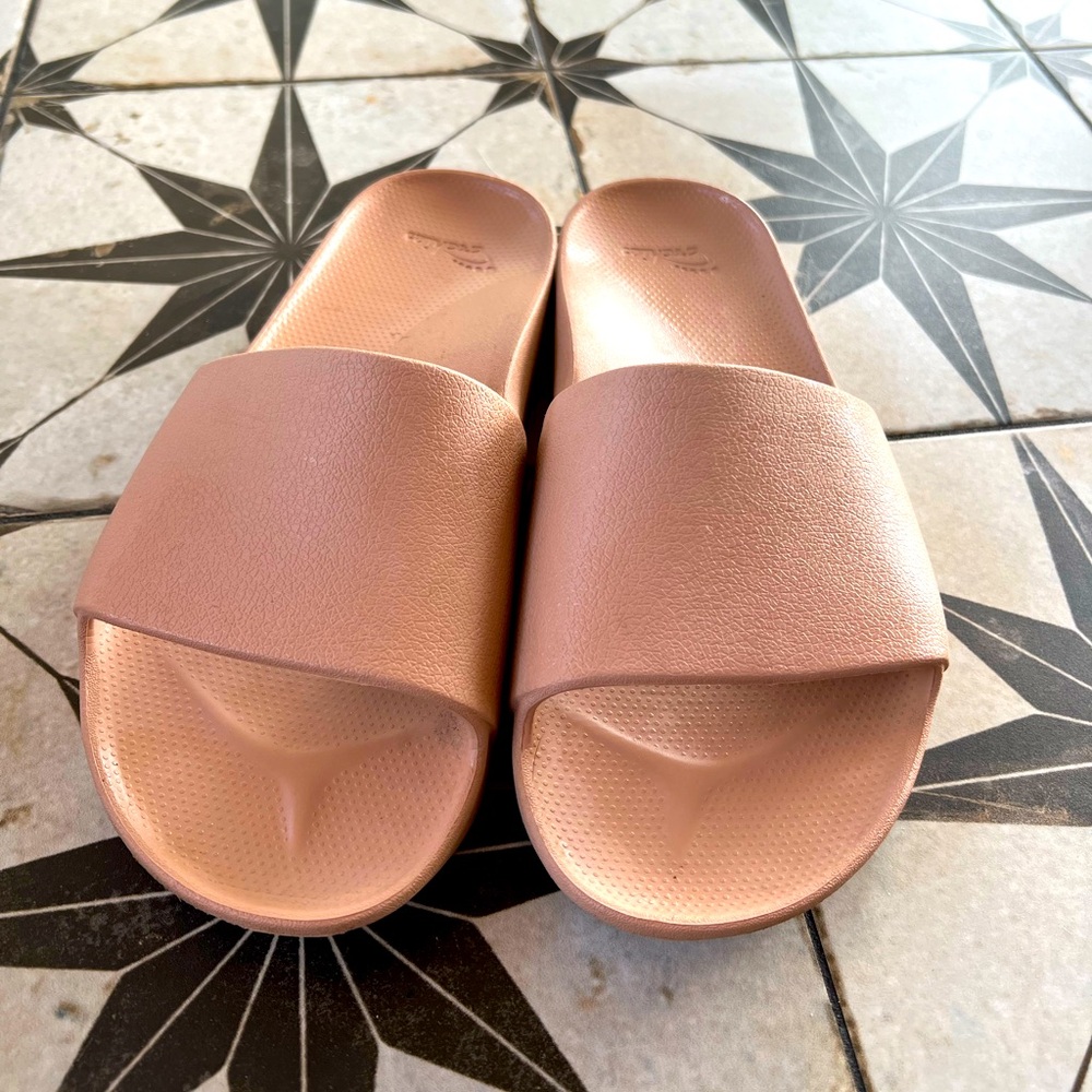 Archie’s cushion slides